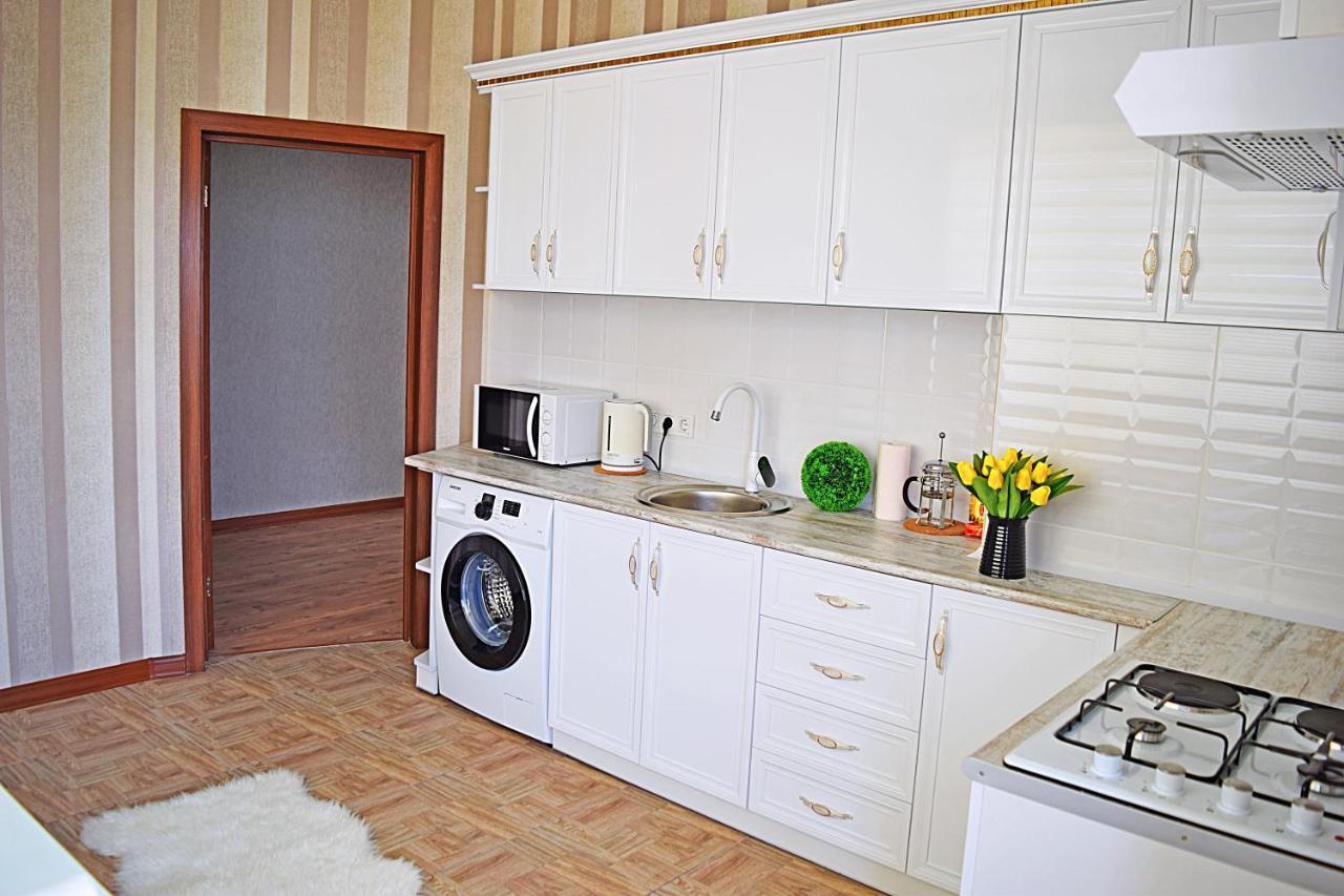 Bishkek Sunny Apartment In The Center Exterior photo